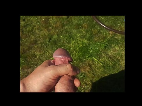 ❤️ Warm hottie laat haar pienk poesie naai en kom met 'n spuit in 'n somertuin Porno by ons ﹏