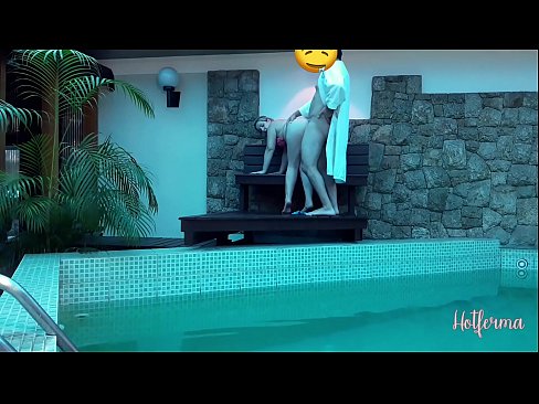❤️ Baas nooi bediende swembad toe, maar kon nie 'n warm weerstaan ​​nie Porno by ons ﹏