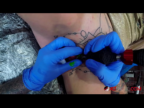 ❤️ Uiters getatoeëerde hottie Sully Savage het 'n tatoeëermerk op haar klitoris gekry Porno by ons ﹏